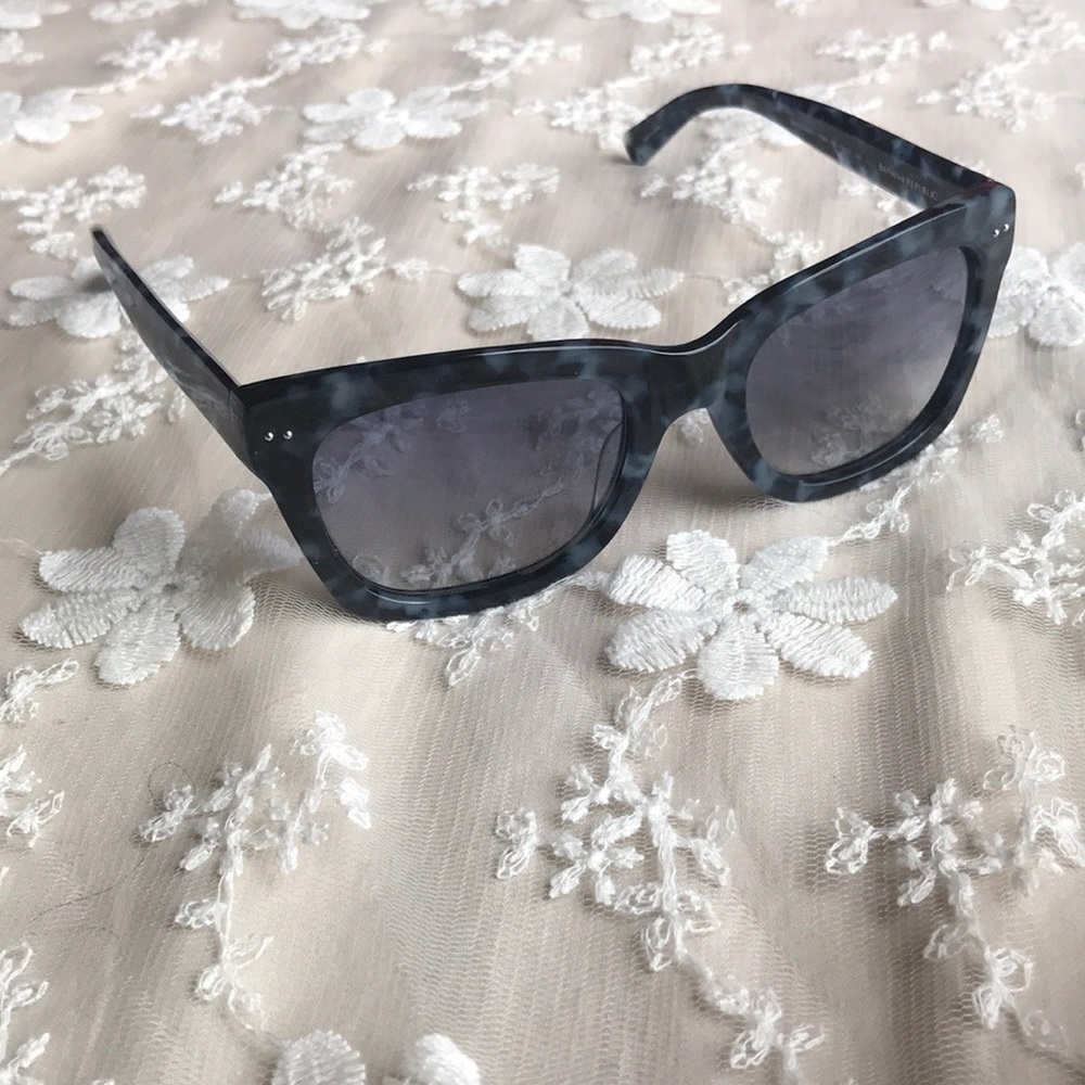 Banana Republic Rectangular Blue Sunglasses.Kool💕